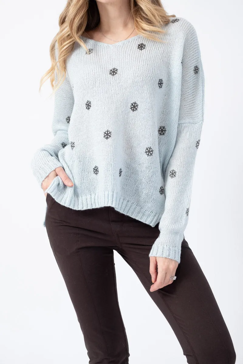 Mini Snowflake V-Neck Sweater in Blue Above / Gunmetal